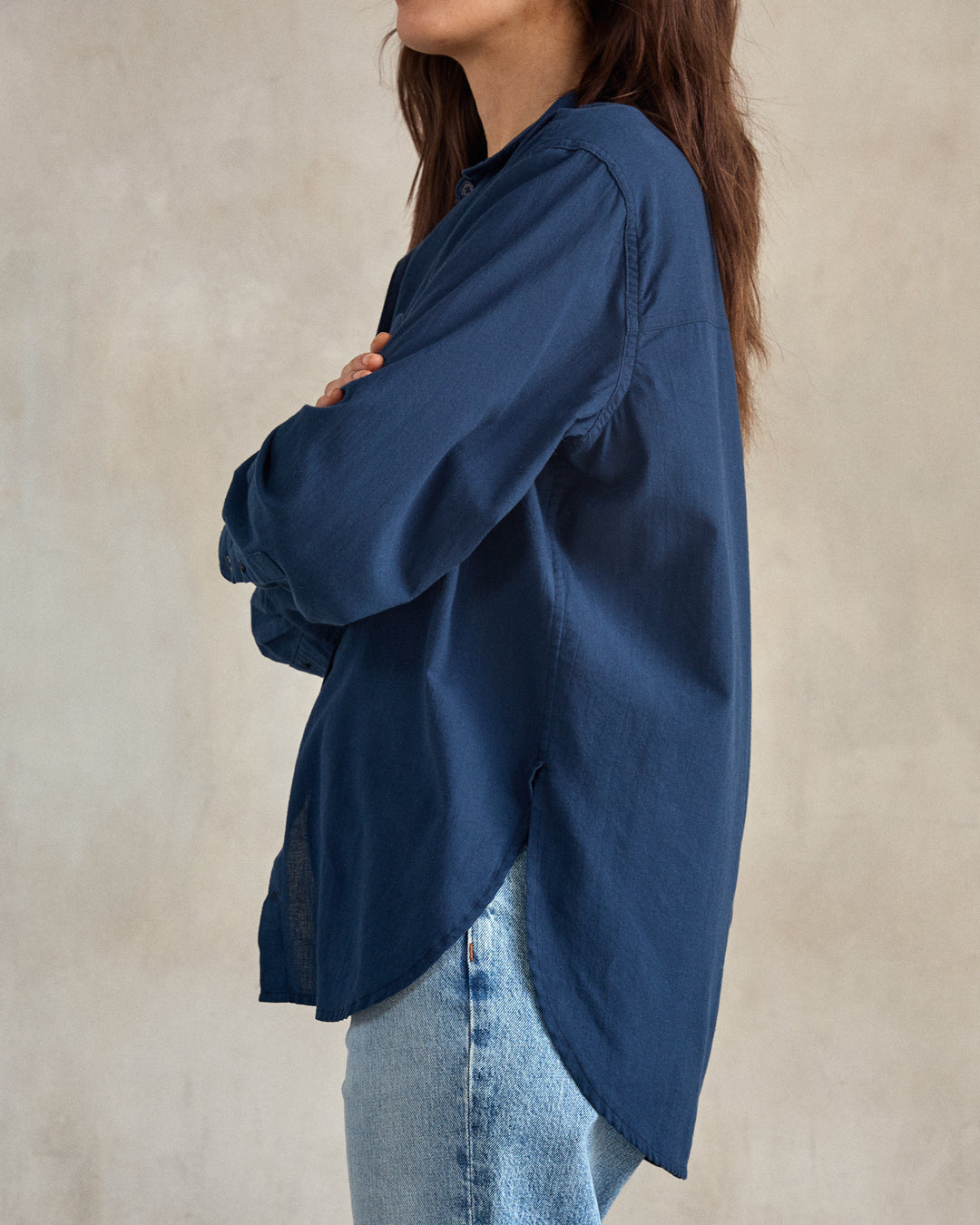 THE LIGHTWEIGHT WEEKEND SHIRT-INDIGO