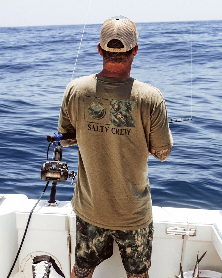 FLAGSHIP FILL SS TEE-DUSTY OLIVE